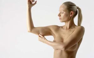 Zapobiega wiotczeniu skóry na ramionach